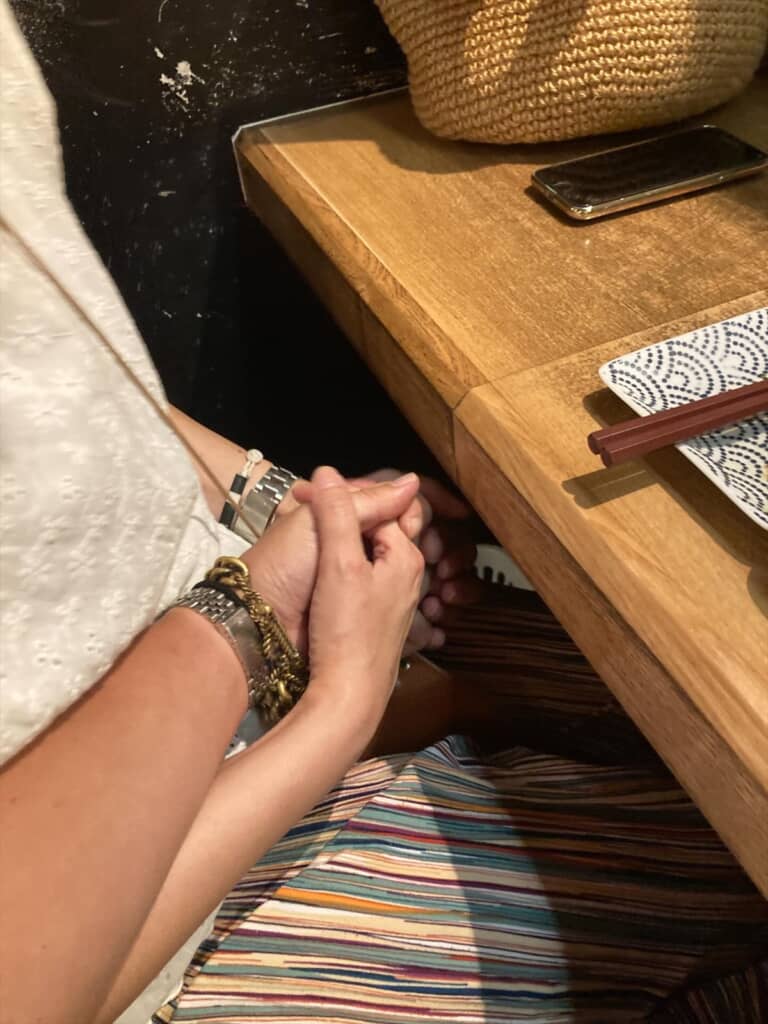 ごはん屋さんのテーブルの下でも……