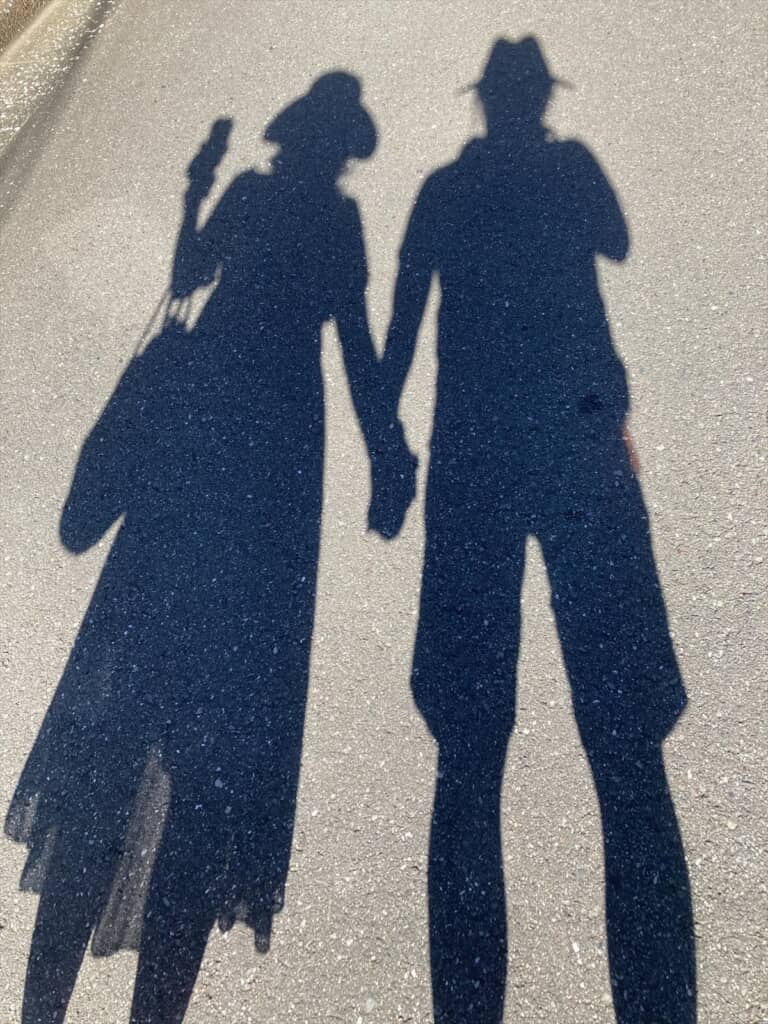 いつも手をつないでいる50代夫婦