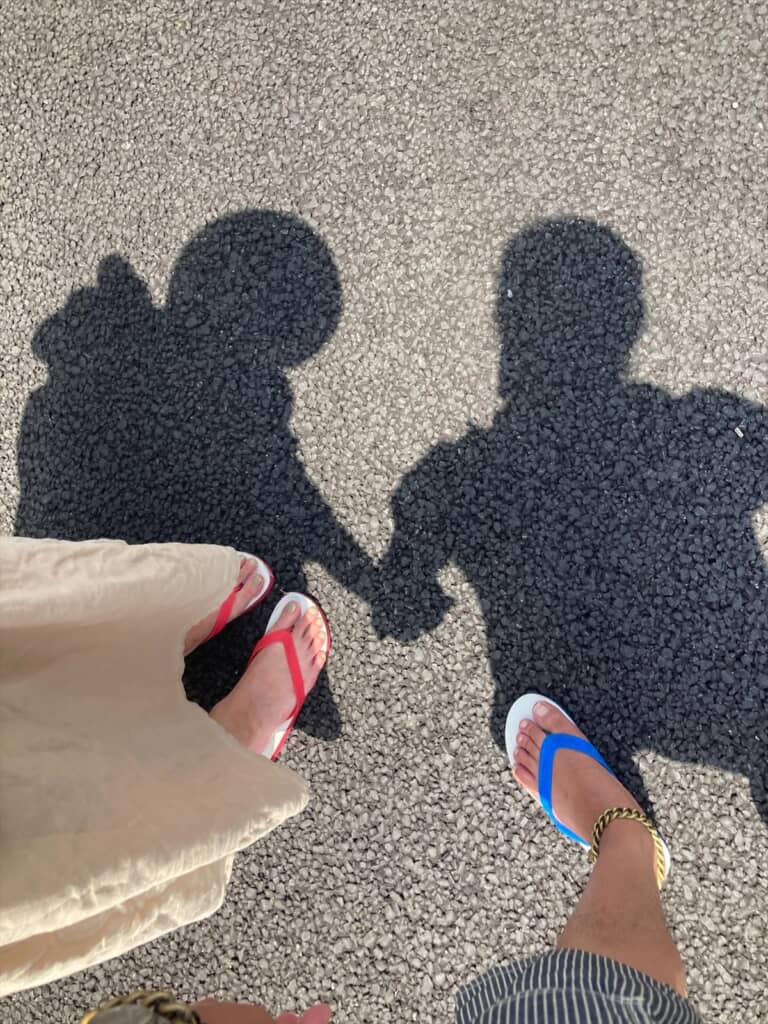 色違いのサンダル……！