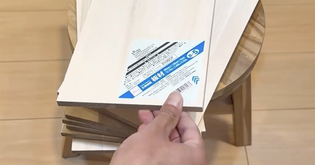 “脱・汚部屋”を目指す1児パパ、ダイソーの板9枚でDIYしたら……　デッドスペースを生かす完成品に「作ってみたい！」「角使えるのいい」（1/2） | リフォーム・リノベーション・DIY ねとらぼ