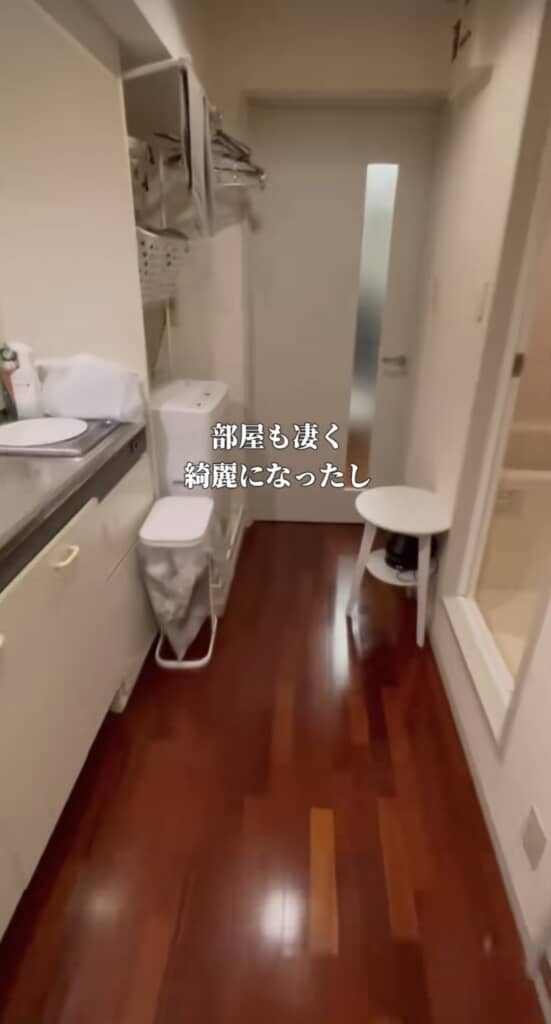 洗面所や脱衣所が整理され、床が綺麗に整えられた清潔感のある空間。