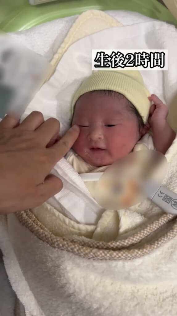 生後2時間で少し目が開いて……