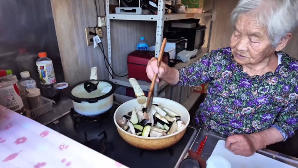 混ぜながら炒めていきます