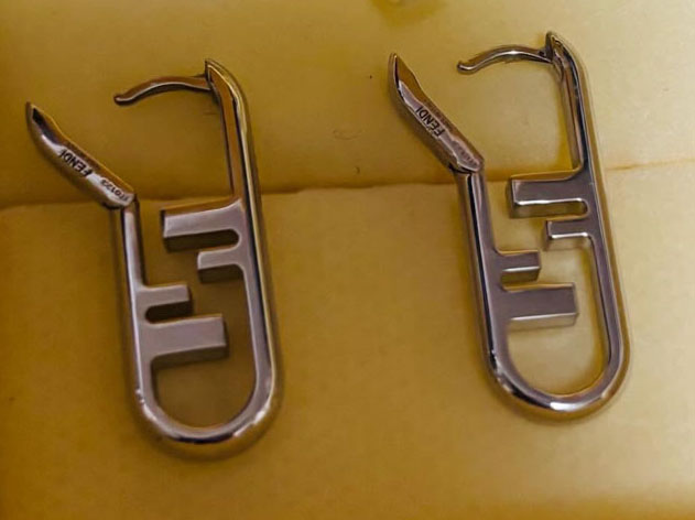 カバンか何かの留め具に見える物体の正体は……？