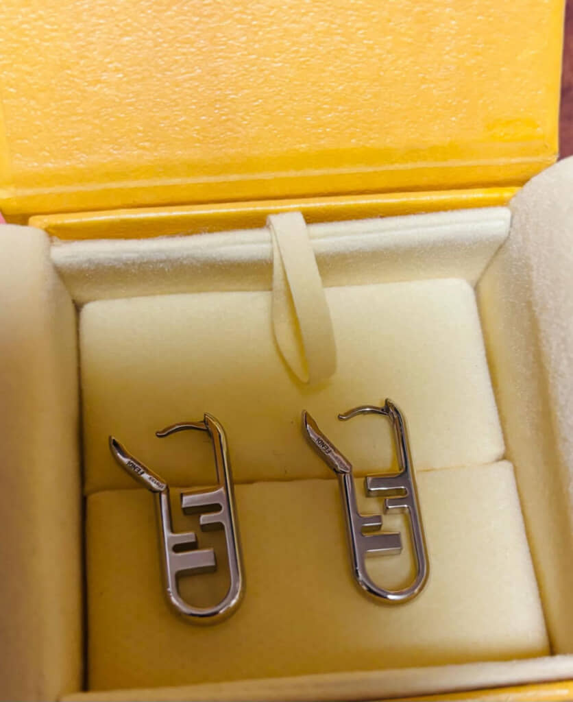 よく見ると「FENDI」の刻印も