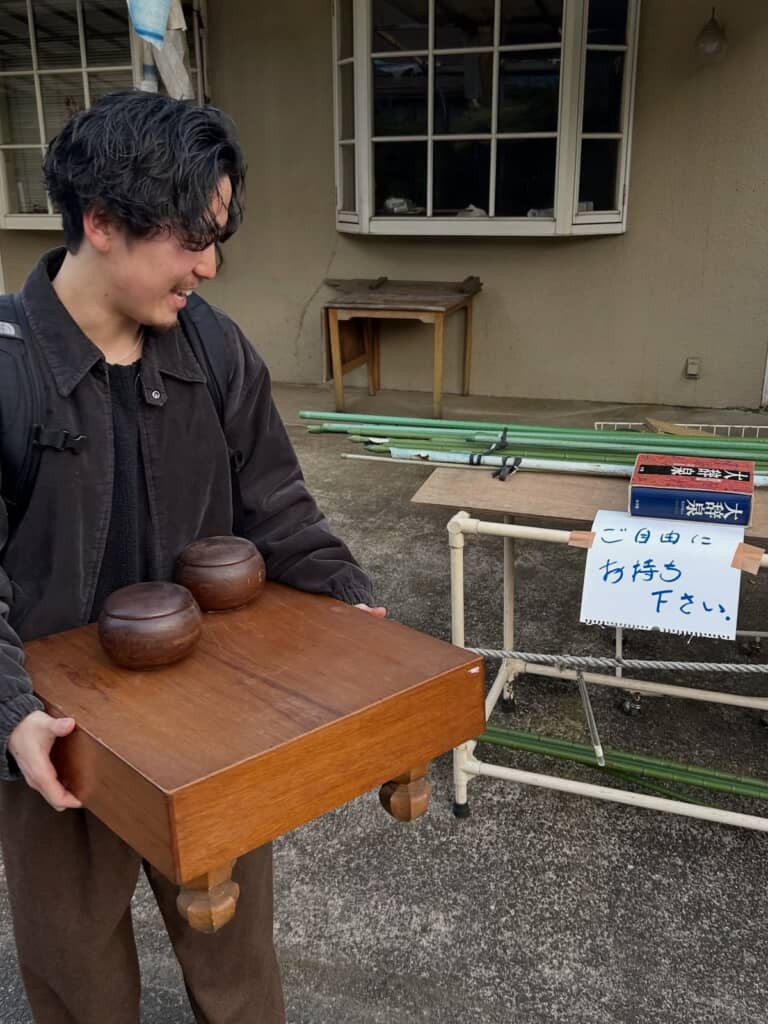 「ご自由にお持ち下さい」と置かれていた囲碁セット