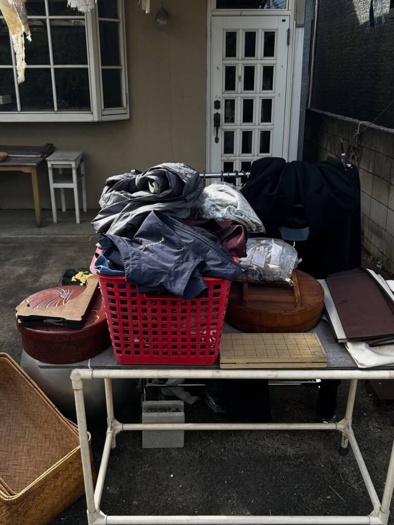 大量の衣類やお茶の間セットなど