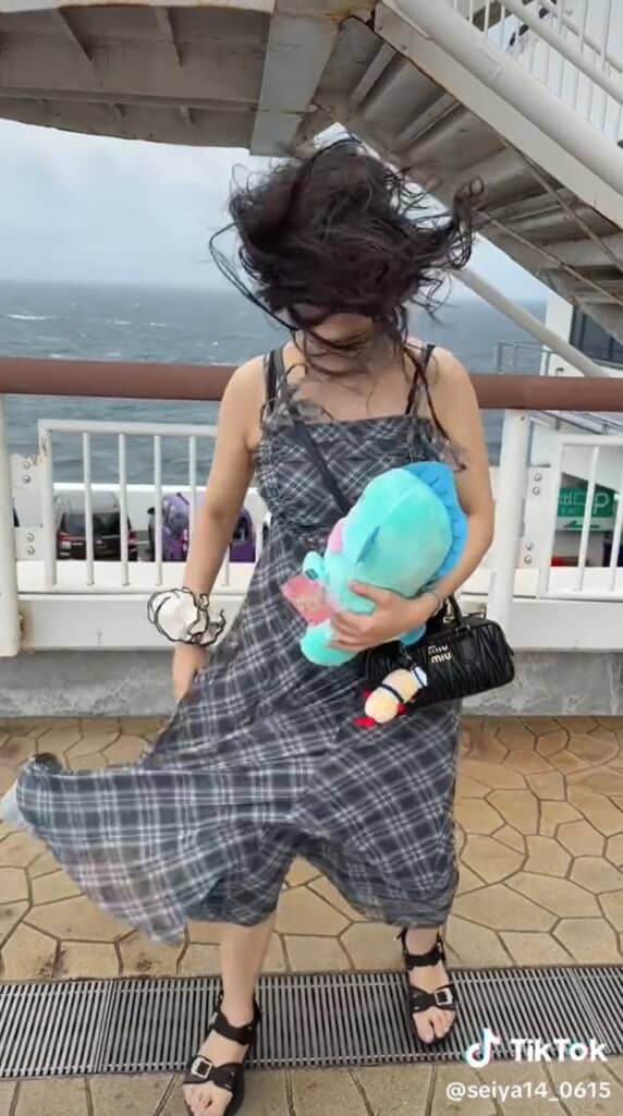 封印していた闇の力を開放していそうな雰囲気