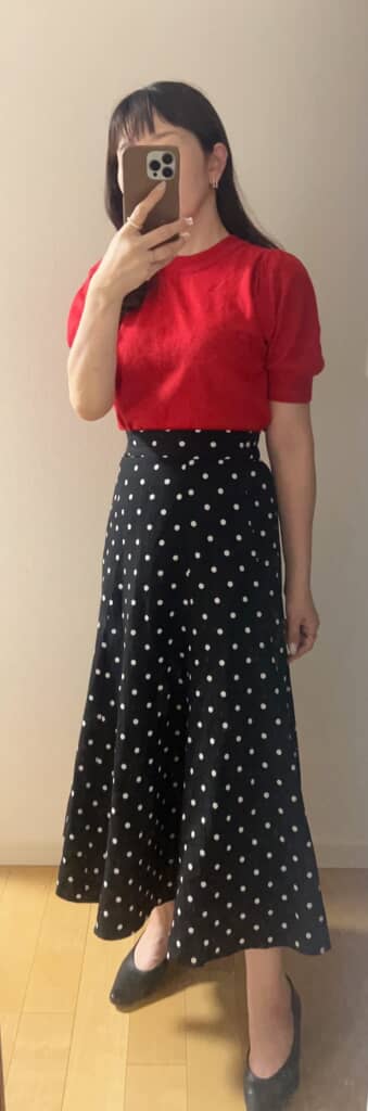 ドットのミモレ丈スカートと