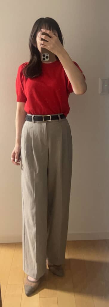 センタープレスのストレートパンツとも