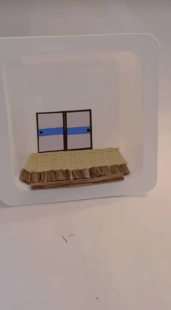 ミニチュアの畳と襖を設置した箱型の和室ジオラマ。