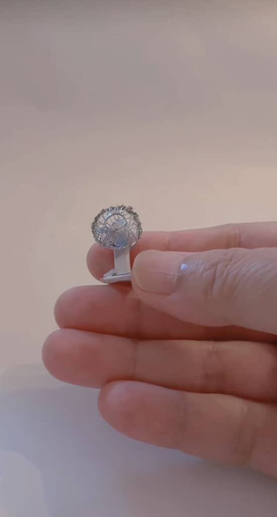 手のひらサイズの小さな扇風機のミニチュア。