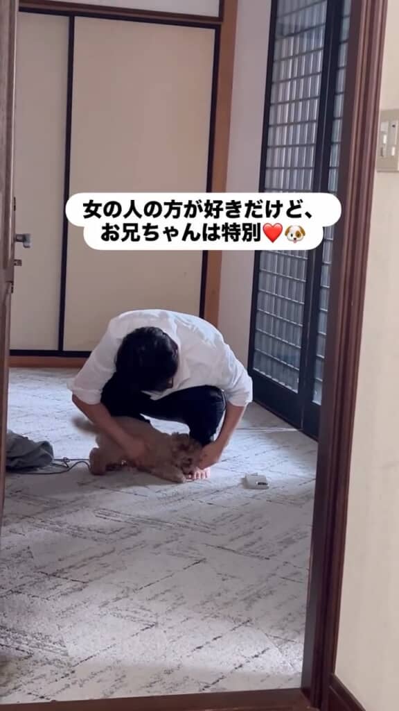 ナデナデしてもらってうれしそう