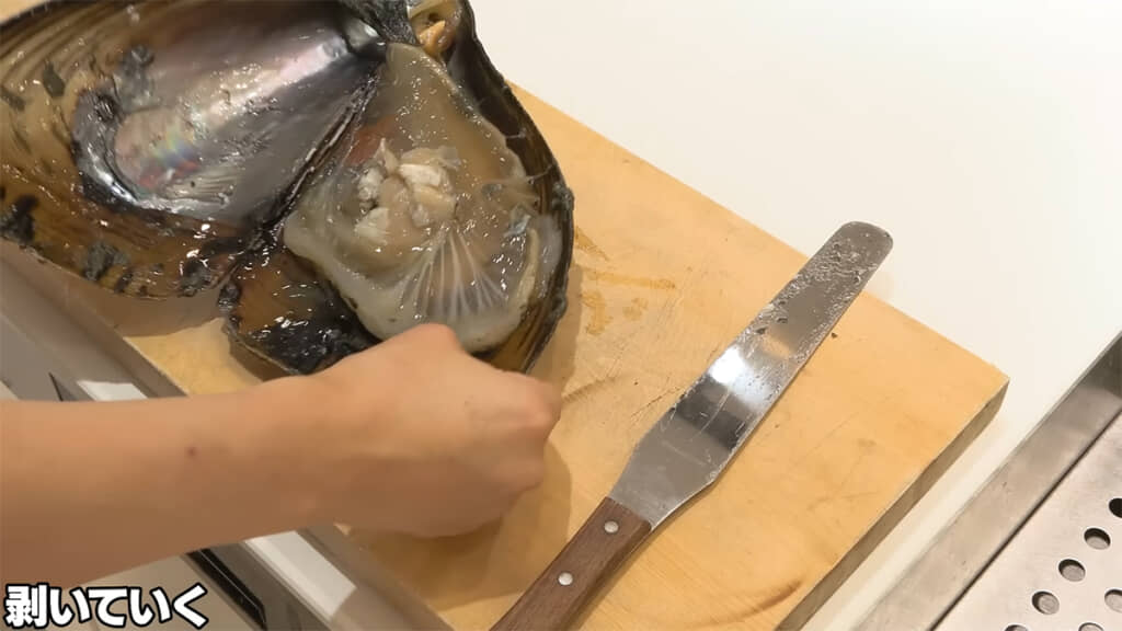 開いたら貝ひもを外します