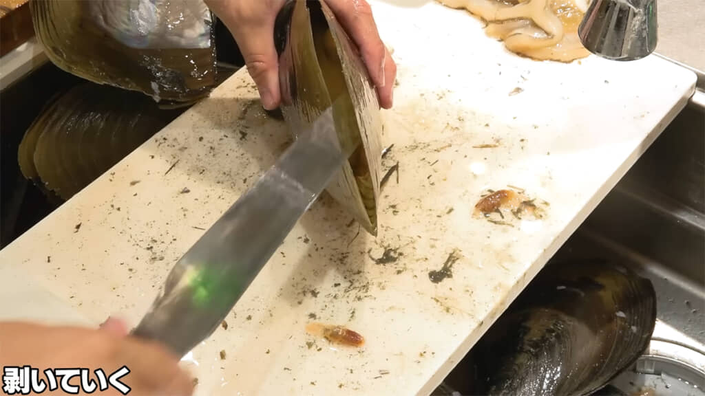 これくらい口が開いていると剥きやすいのだとか