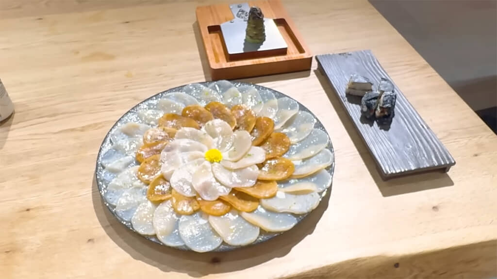 タイラガイの薄造りと梅磯部揚げ、おいしそうです