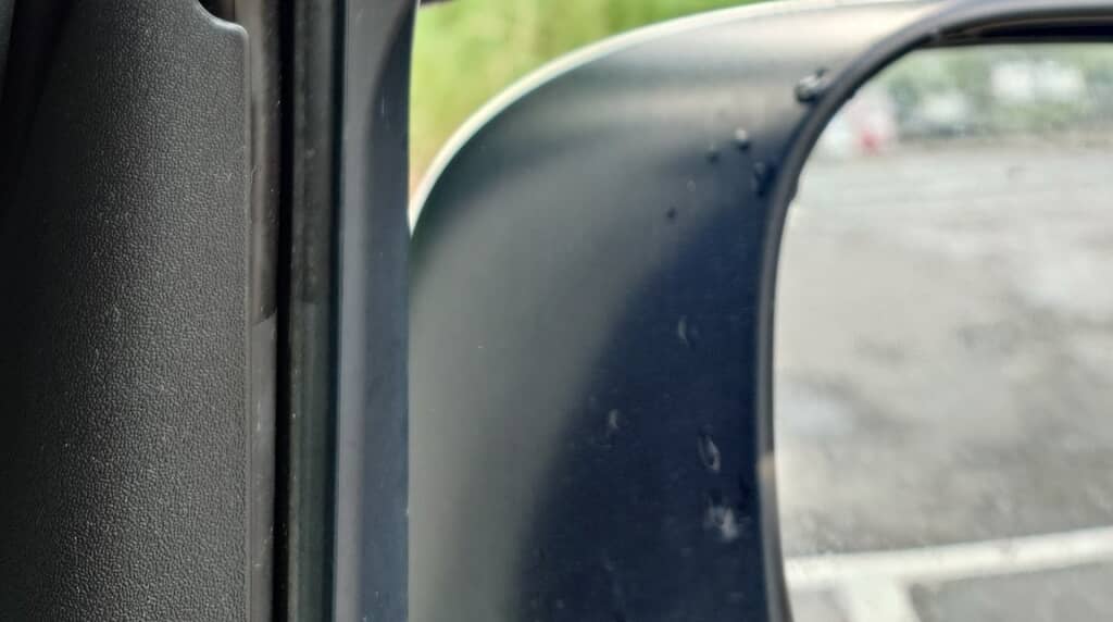 停車中の車のサイドミラー