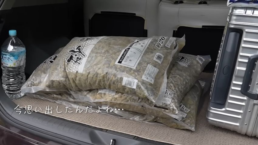 駐車場にまく砂利