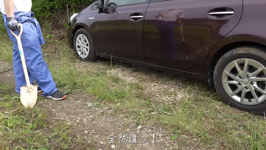 砂利をまいた場所に車を停めた