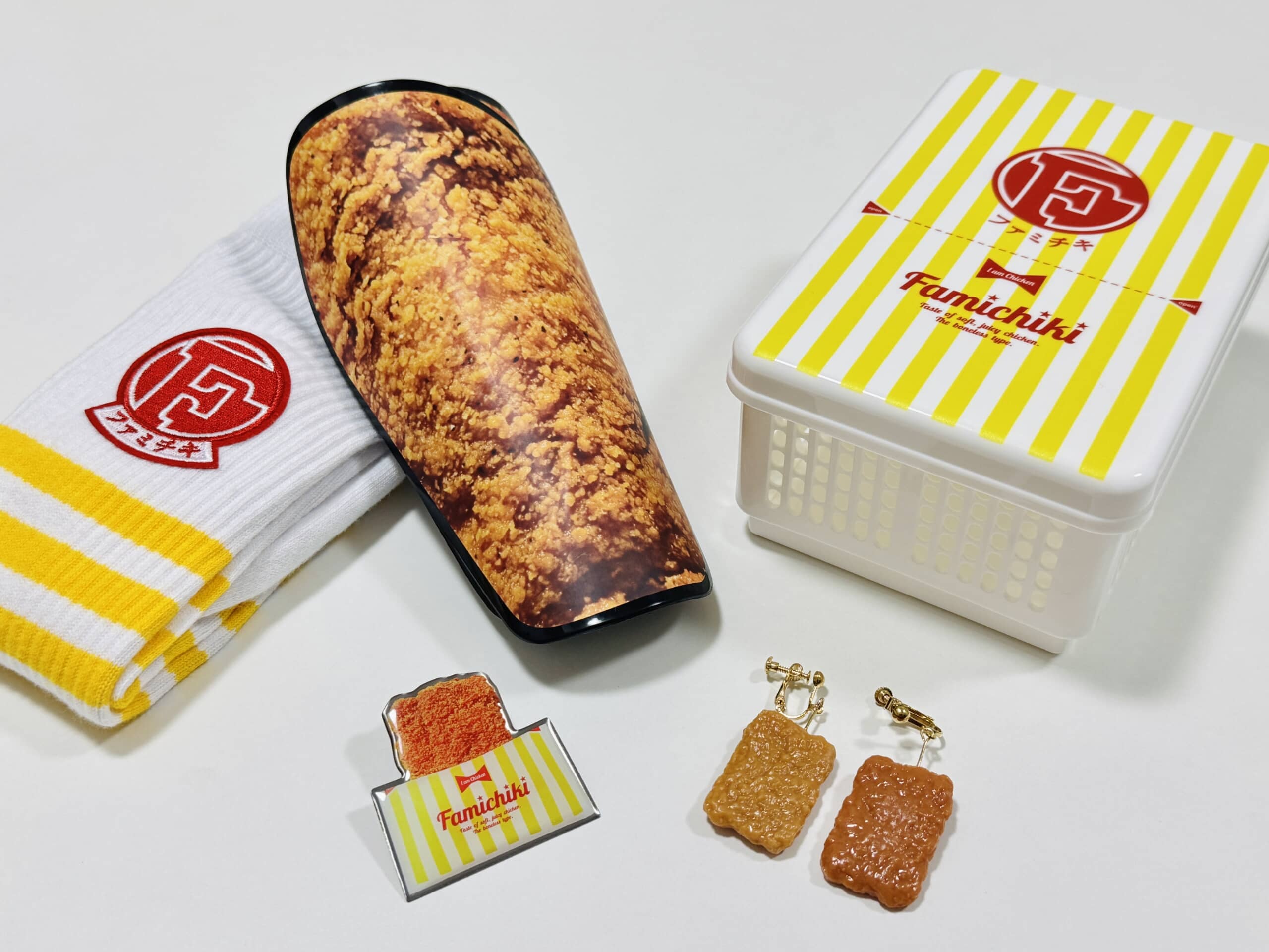 ファミチキイヤリングに、ファミチキすね当て!? 限定グッズが抽選で