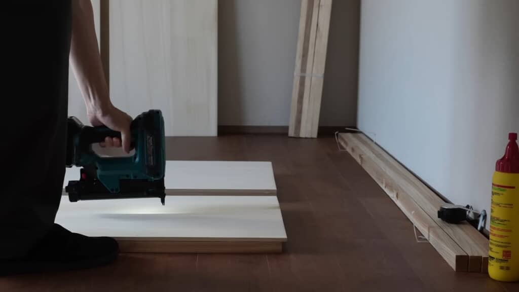 まずはベッドヘッド辺りの壁をDIY