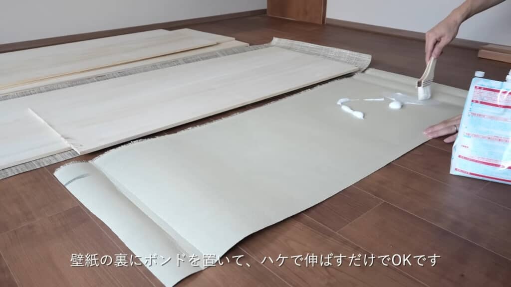 桐材へ紙布を貼り付けます