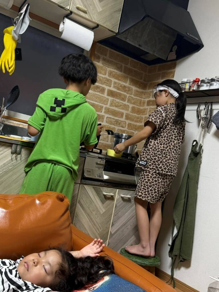 体調不良のママに代わって料理をする子どもたち