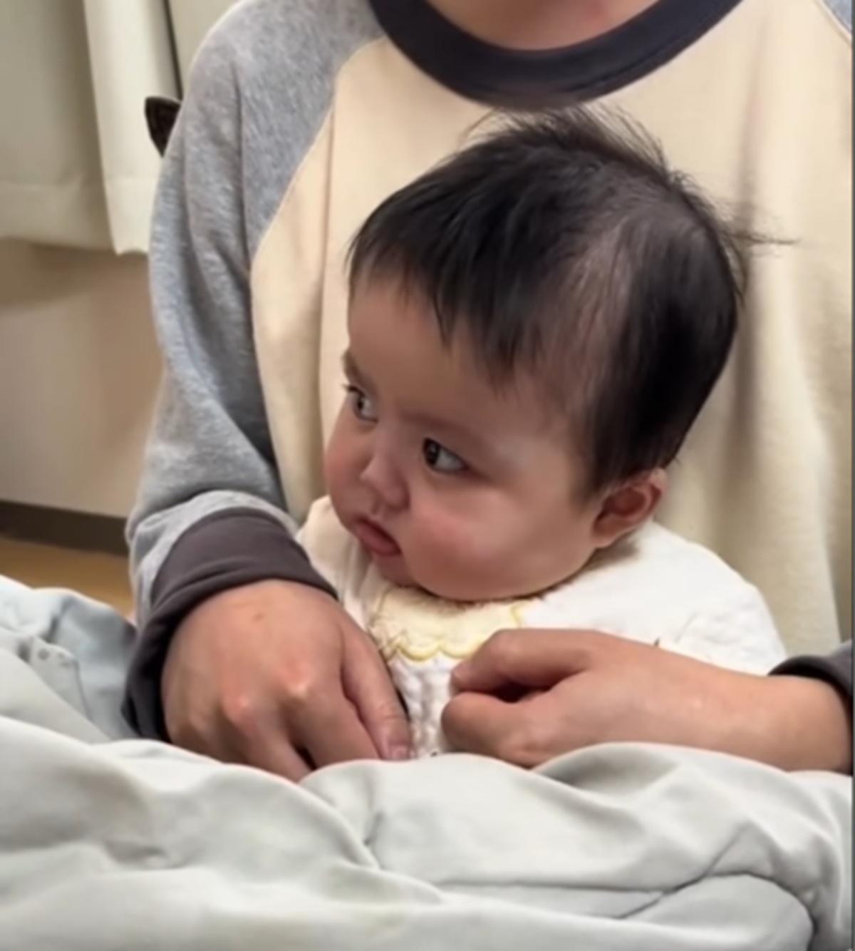 赤ちゃんの手をパパが握って10秒後……　信じられない光景から2年、まさかの現在が220万再生「こんな事ってある〜!?」「なんで！？」（1/3） | 教育・子育て ねとらぼ