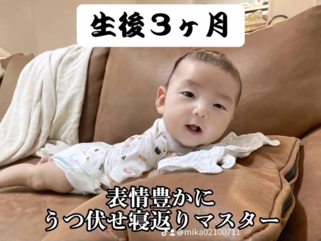 うつ伏せ寝返りをマスター（生後3カ月目）