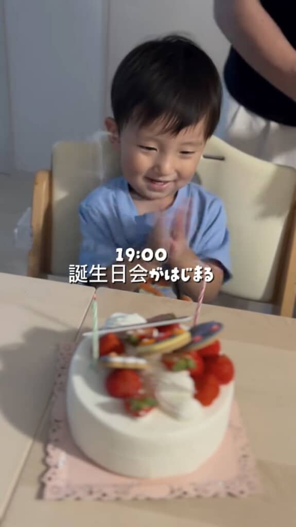 誕生日ケーキに大喜び