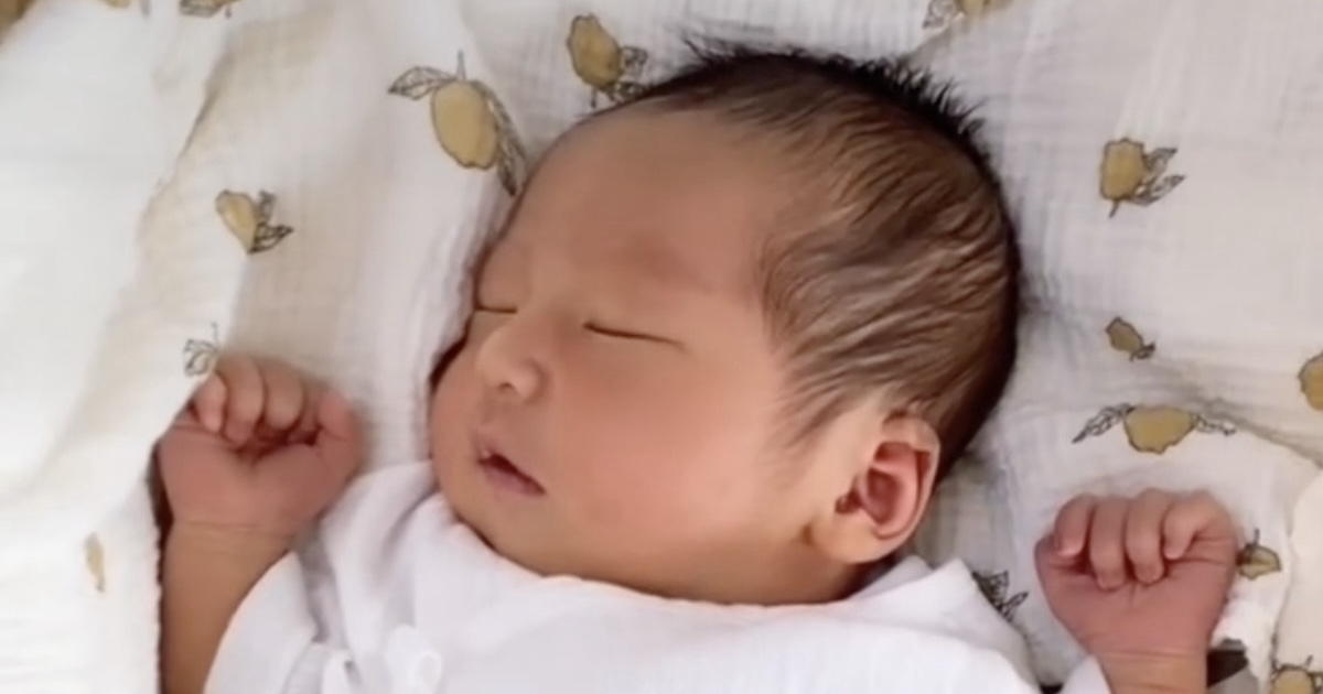 4390グラムで産まれた息子、貫禄たっぷりの新生児期から10カ月後……　“驚きの姿”が280万再生「上には上が」「うちも同じ！」（1/2） | 育児 ねとらぼ