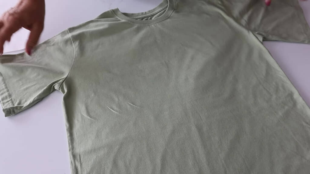 シンプルなTシャツ