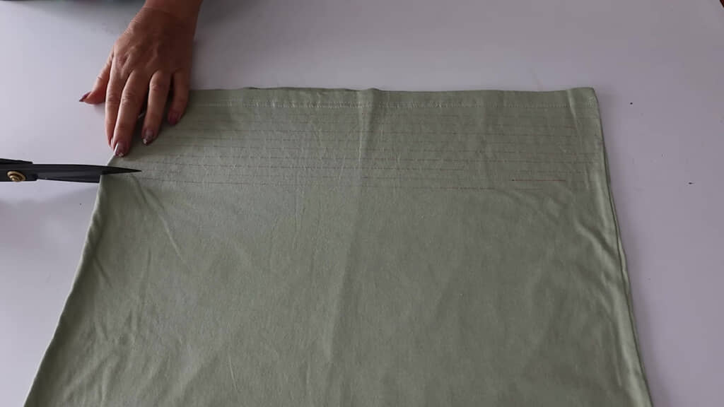 Tシャツの裾を1センチ幅にカット