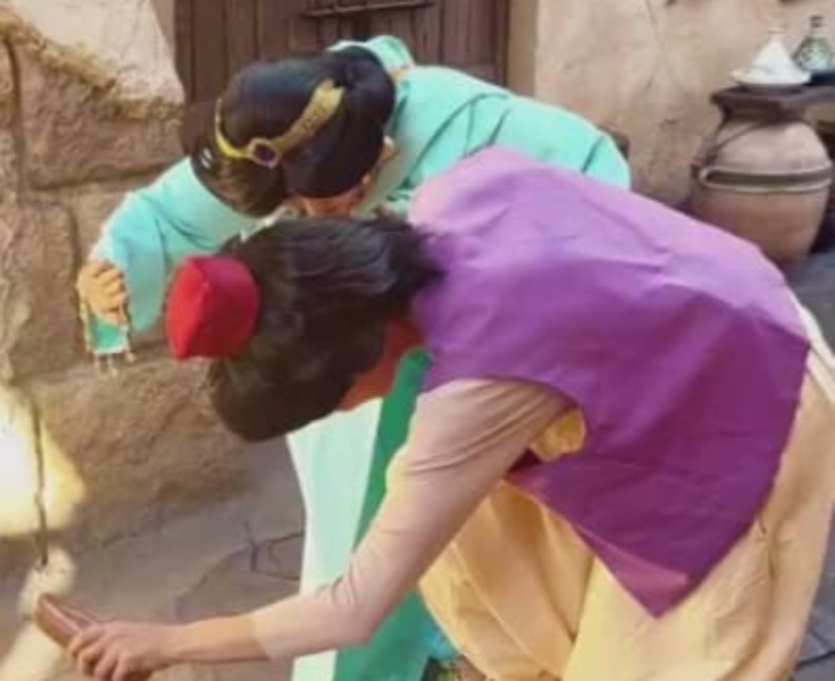 ディズニーでピタッと固まる2人、実は……「スゴ」「えぐすぎます！」　数秒後の“タネ明かし”へ驚きの声（1/3） | ディズニー ねとらぼ