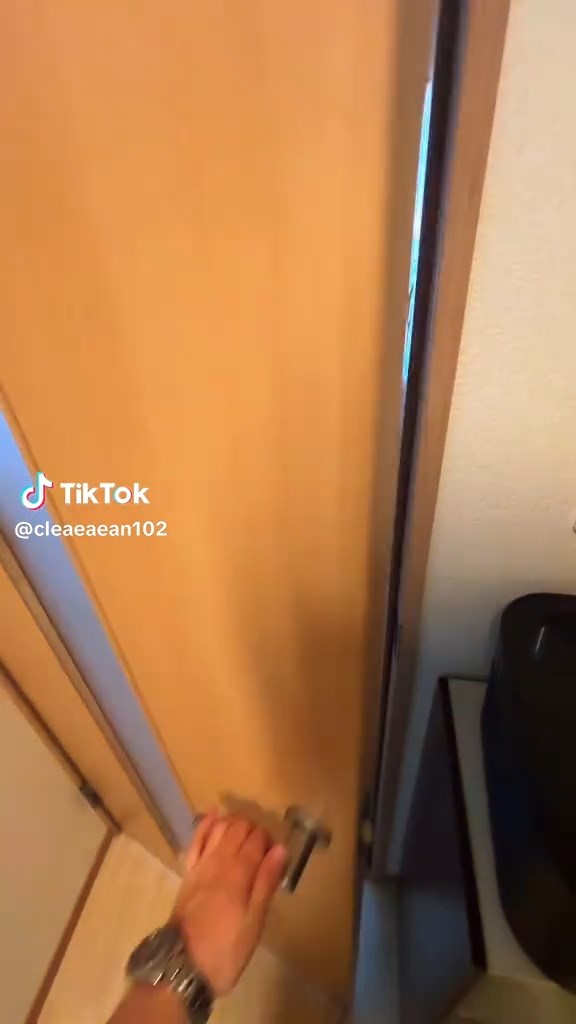 キッチンのドアに手を掛けると……