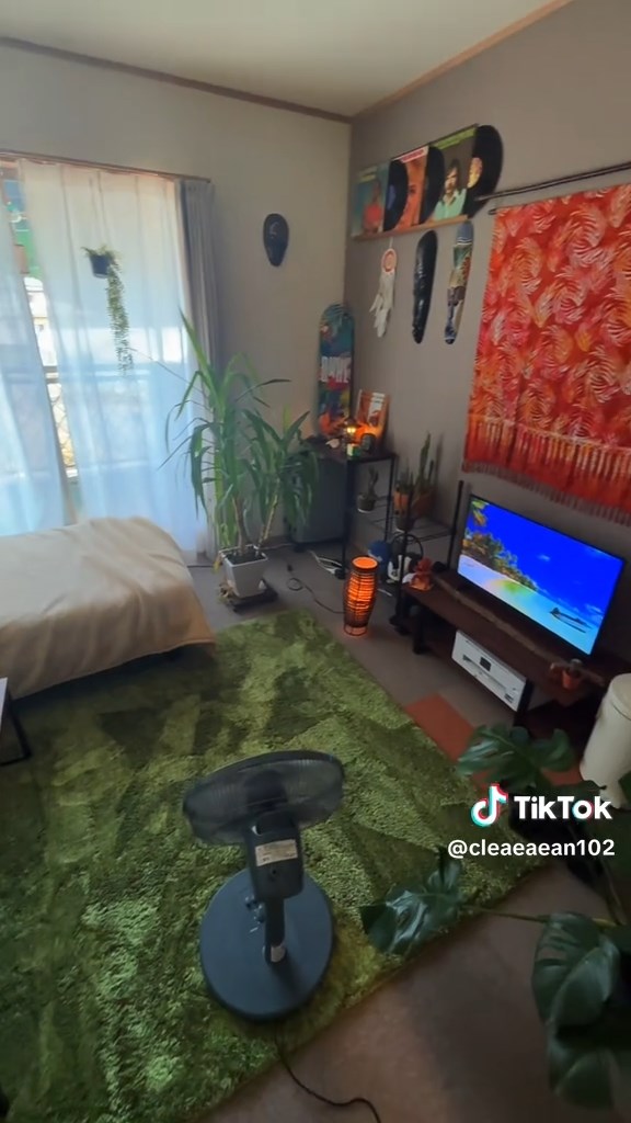 赤いタペストリーが鮮烈