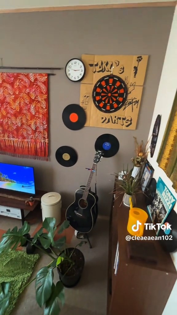 壁にはアナログレコードとダーツボード