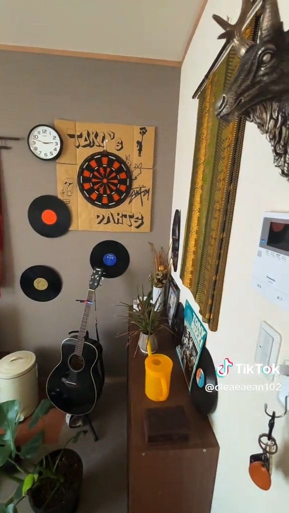 ハンティングトロフィー風の壁飾りも