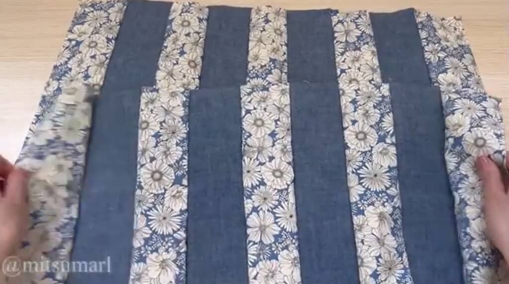 プリント地と無地を交互に縫い合わせます