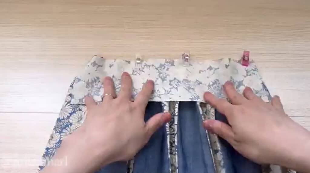 上部の生地を縫い合わせます