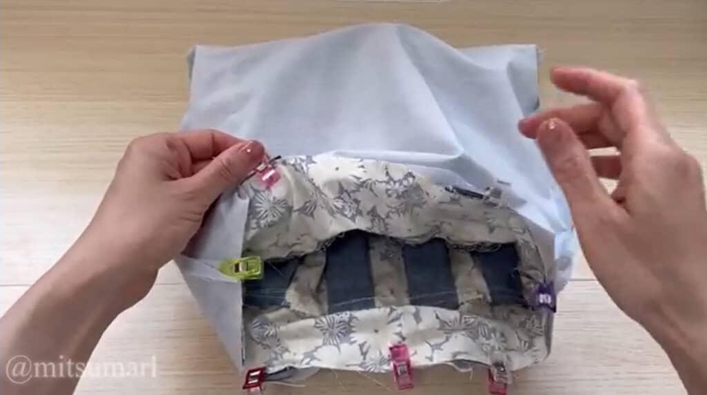 本体に内布をかぶせて縫い合わせます