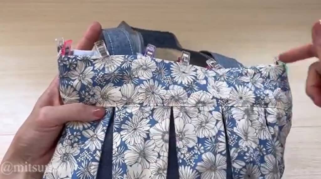 表に返してフチを縫います