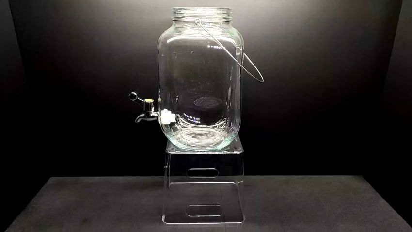 上下逆さにしたクリア収納ボックスへ乗せたドリンクディスペンサー