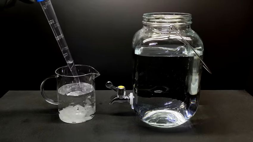 水槽用スポイトで取り除かれる汚れに見立てたティッシュペーパー