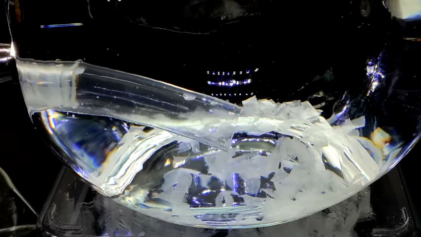 取り付けたチューブを通じて外へ排出されるティッシュペーパー