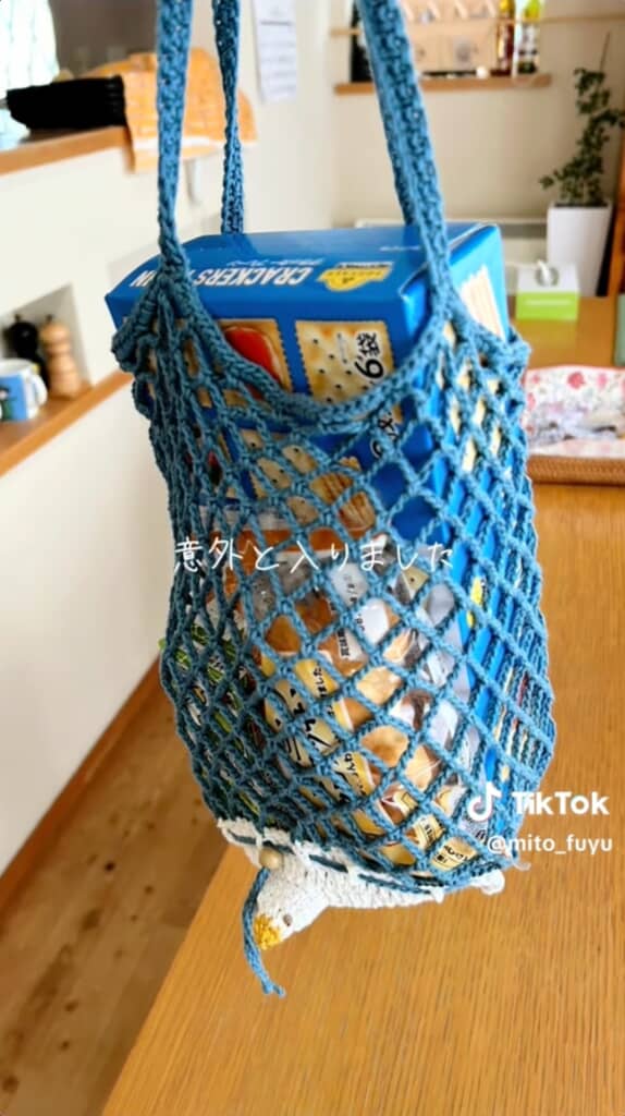 鳥が背中で物を運んでるみたいでかわいいですね！