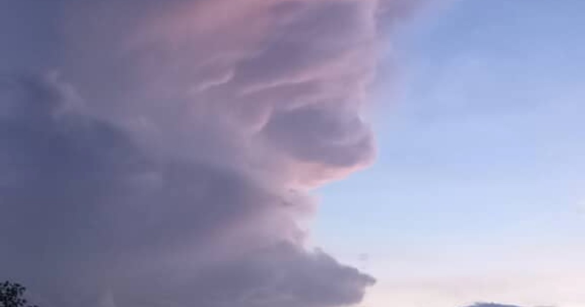 ふと空を見上げると、思わずゾッとする“バカでかい顔”が……　リアルすぎるイラスト化が730万表示　「芸術だ」「見たもの以上」（1/2） | 絵画 ねとらぼ