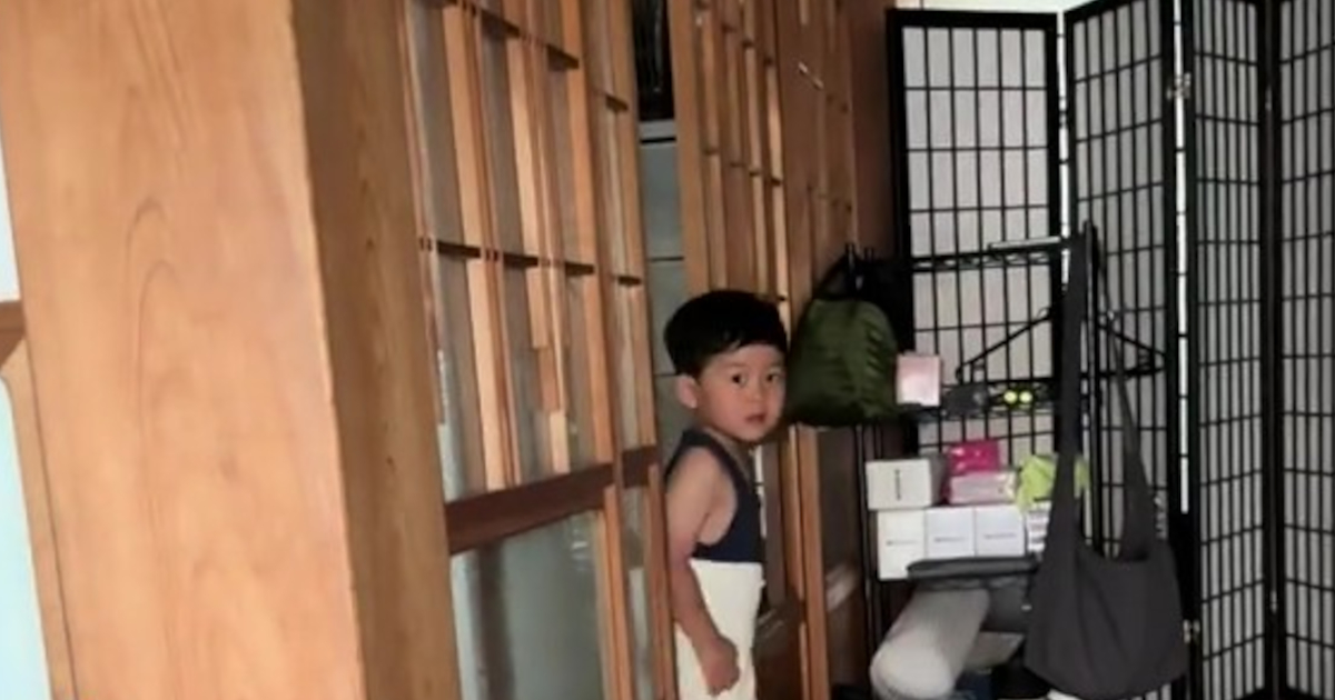 3歳息子、帰宅したパパをお出迎えすると……　思わず笑顔になる光景が240万再生「10回リピートした」「うちのお母さんもこんな感じ」（1/3） | ライフスタイル ねとらぼ