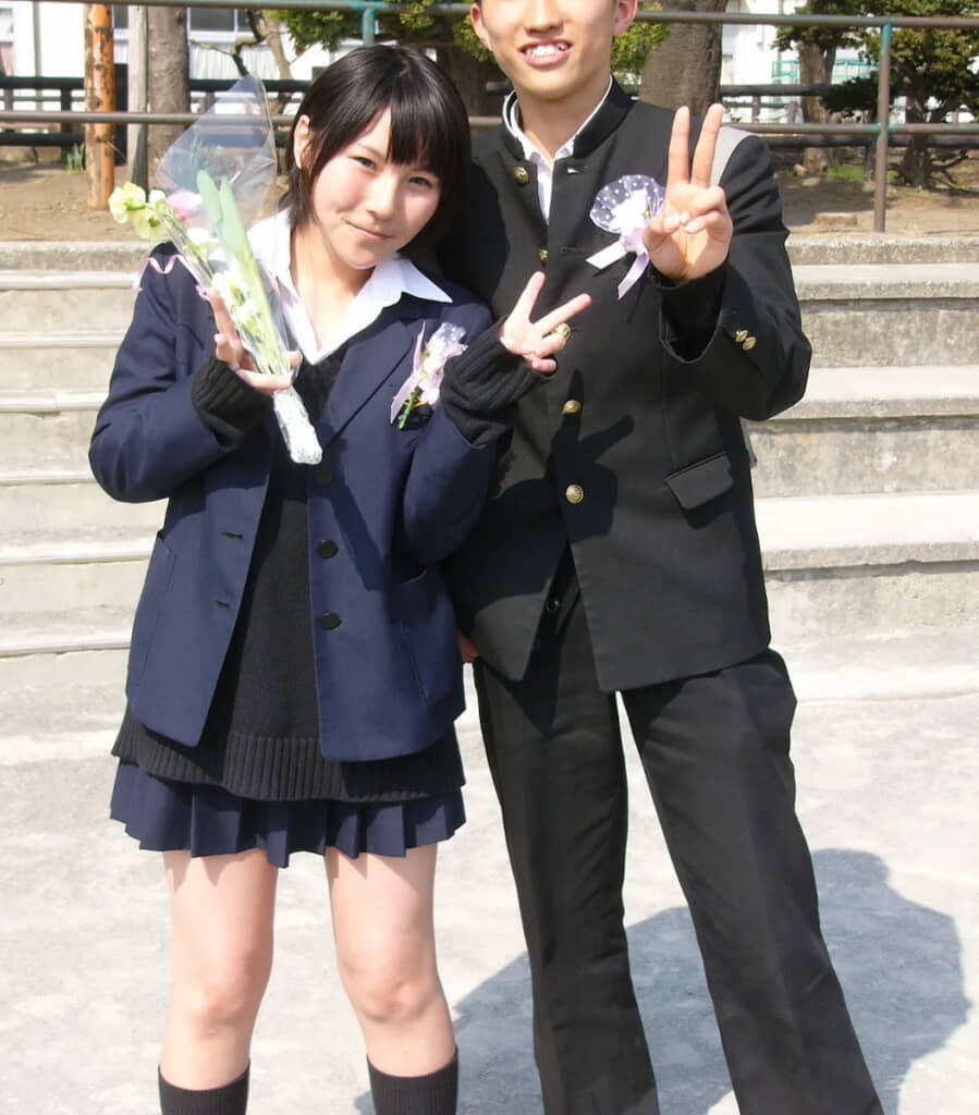中学卒業式での2ショット
