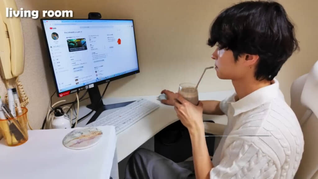 お気に入りの手作り机でYouTube等の作業をします